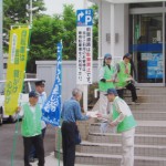 銀行前での状況