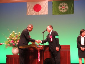 贈呈式（左：菅原気仙沼地区防連会長、右:井上県防連会長）