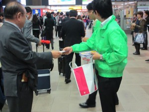 仙台駅構内の通行人への呼び掛け