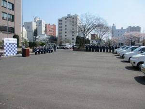 隊員を激励する井上会長